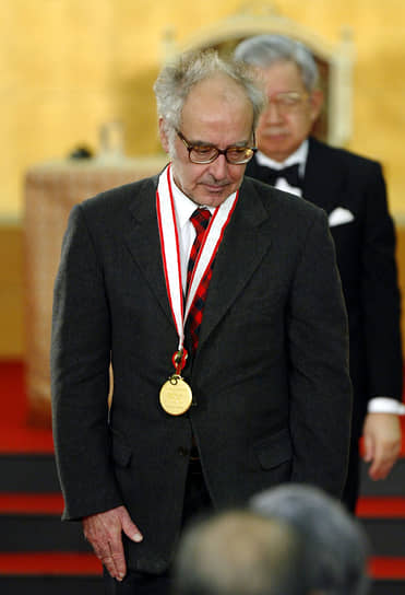 В 2011 году Годар получил премию «Оскар» за вклад в развитие в кинематографа. Сам режиссер не придавал значения наградам, отказывался посещать кинофестивали и не присутствовал на церемонии вручения «Оскара»&lt;br>
На фото: Годар получает награду за свое творчество от японского принца Хитачи (сзади)