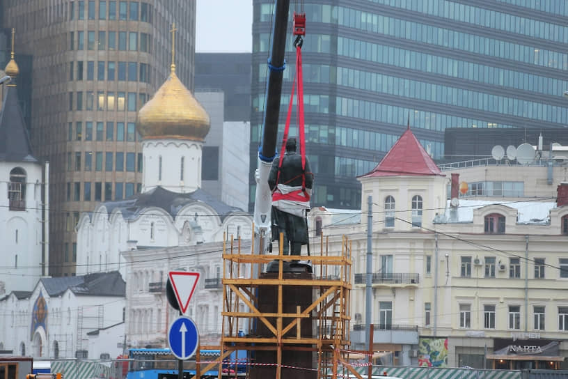 Памятник писателю Максиму Горькому был установлен в 1951 году на площади Белорусского вокзала в Москве. В 2005 году его демонтировали для строительства транспортной развязки. Памятник перевезли в парк искусств «Музеон», где он лежал под открытым небом. В 2007 году его вновь установили вертикально 