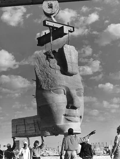 Храмовый комплекс Абу-Симбел был возведен в Египте при правлении фараона Рамзеса II. После революции 1952 года началось проектирование второй плотины на реке Нил. Из-за нее храмам угрожало затопление. Совместно с ЮНЕСКО было принято решение полностью перенести комплекс. Храмы разрезали на блоки до 30 тонн, перенесли на новое место и собрали заново. Процесс перемещения памятников занял четыре года и продолжался с 1964 по 1968 год