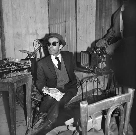 Жан-Люк Годар родился 3 декабря 1930 года в Париже. Учился в Сорбонне, где изучал этнологию. В 1954 году снял первый короткометражный фильм «Операция Бетон», основанный на автобиографии. Деньги для съемок он заработал на строительстве дамбы в Швейцарии. Вскоре режиссер создал еще четыре короткометражки