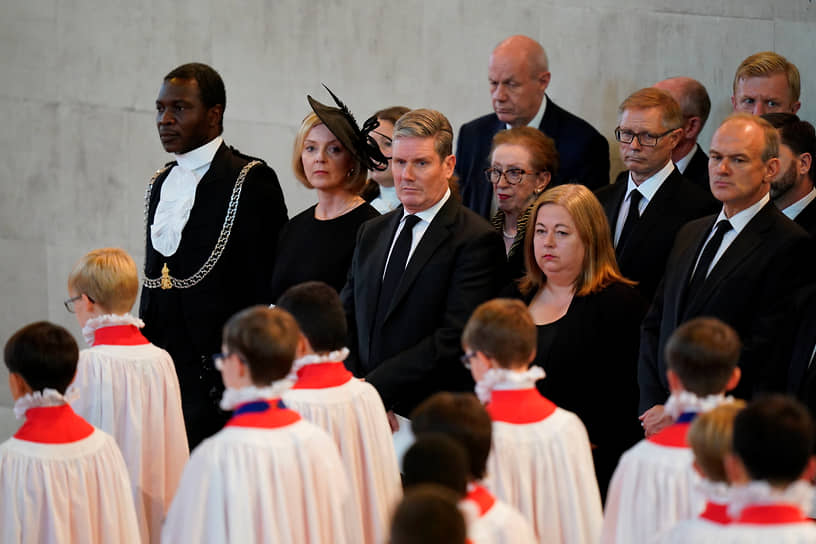 Премьер-министр Великобритании Лиз Трасс (вторая слева) и лидер Лейбористской партии Кир Стармер (в центре) в Вестминстерском зале