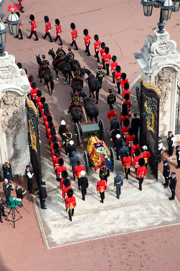 Гроб королевы перевезли из Букингемского дворца в Вестминстерский зал, где он останется на четыре дня