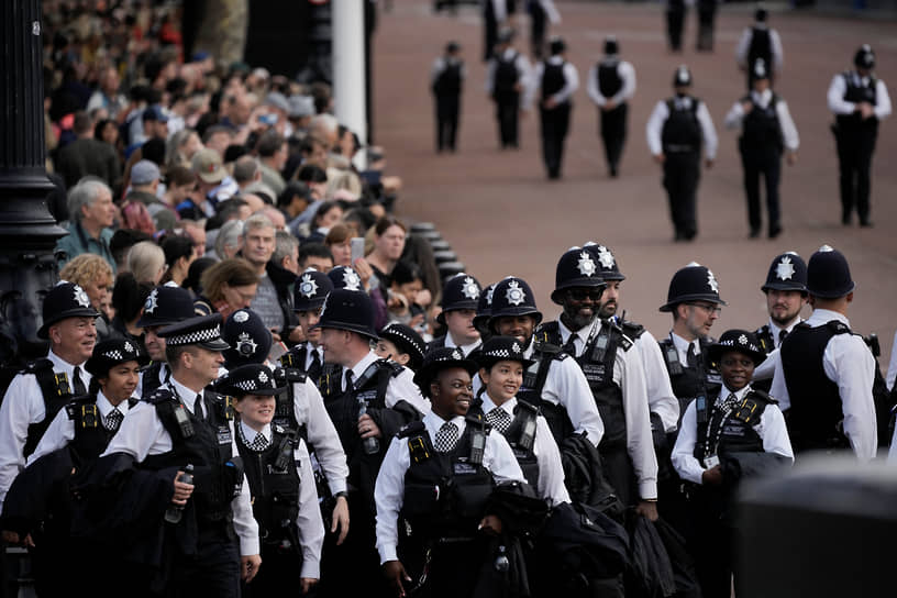 Полицейские возле Букингемского дворца