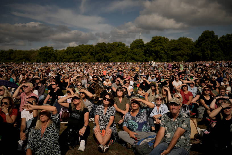 Британцы следят за похоронной процессией на экранах в лондонском Гайд-парке