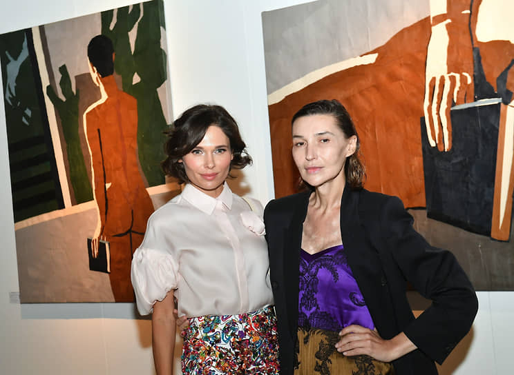 Владелица Askeri Gallery Полина Аскери (слева) и модель Наталья Максимова на пресс-показе 10-й ярмарки современного искусства Cosmoscow 