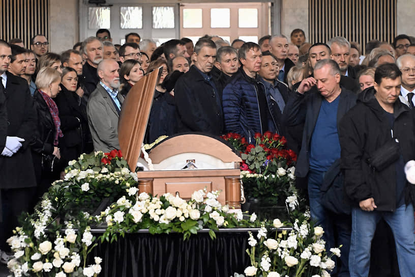 Прощание с Владимиром Сунгоркиным прошло в Большом траурном зале Троекуровского кладбища. На церемонии присутствовали его коллеги по «Комсомольской правде», журналисты других СМИ и политические деятели