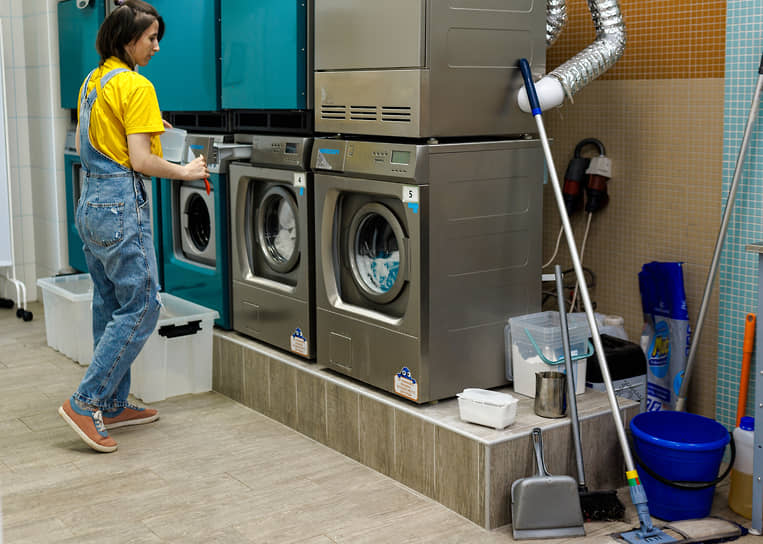 В «Ночлежке» всего пять стиральных машин, не все успевают постирать и высушить одежду