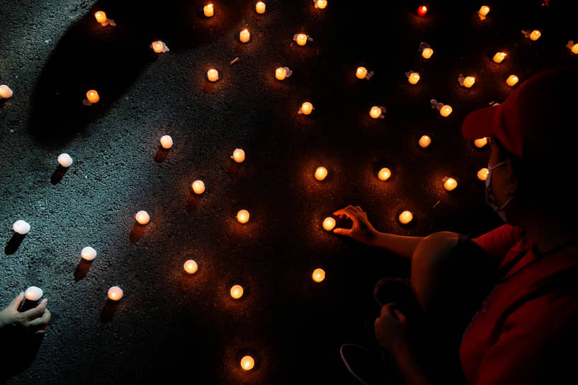 Манила, Филиппины. Правозащитники зажигают свечи на акции, посвященной 50-й годовщине введения военного положения в стране