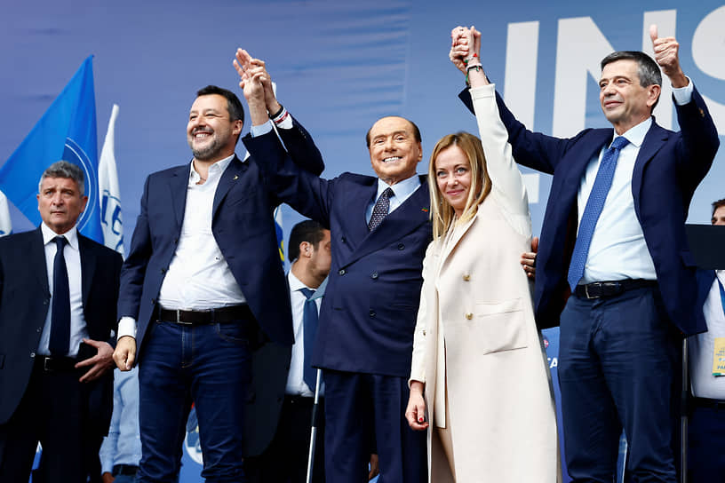 Лидеры правой коалиции: Маттео Сальвини («Лига») (второй слева), Сильвио Берлускони («Вперед, Италия») (в центре) и Джорджа Мелони («Братья Италии») (вторая справа)