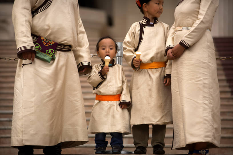 На главной площади Монголии часто можно увидеть людей в традиционных национальных костюмах