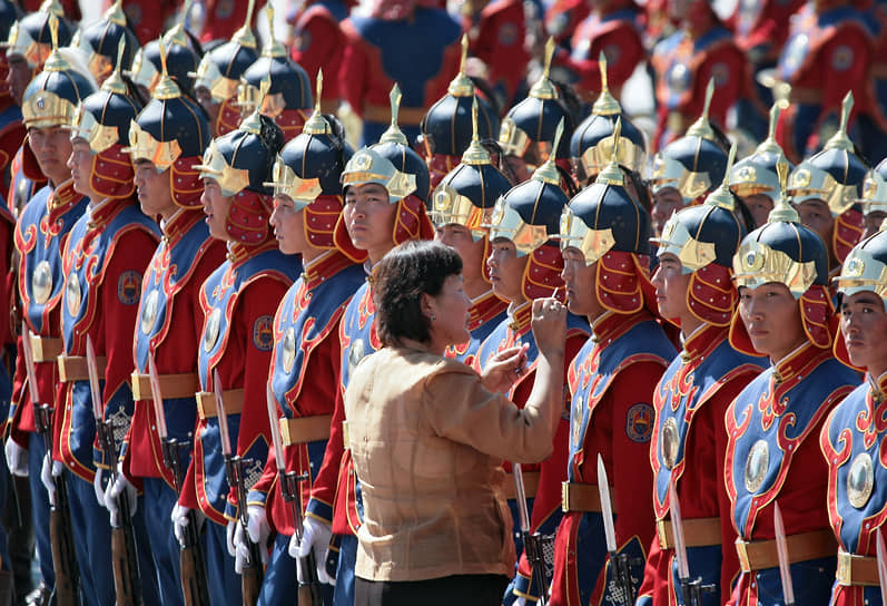 Торжественная церемония встречи президента России Дмитрия Медведева на площади Сухэ-Батора. 2009 год