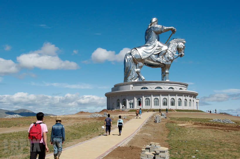 Самый высокий в мире конный памятник установлен там, где по преданию, Чингисхан нашел золотую плетку, ставшую впоследствии символом его власти