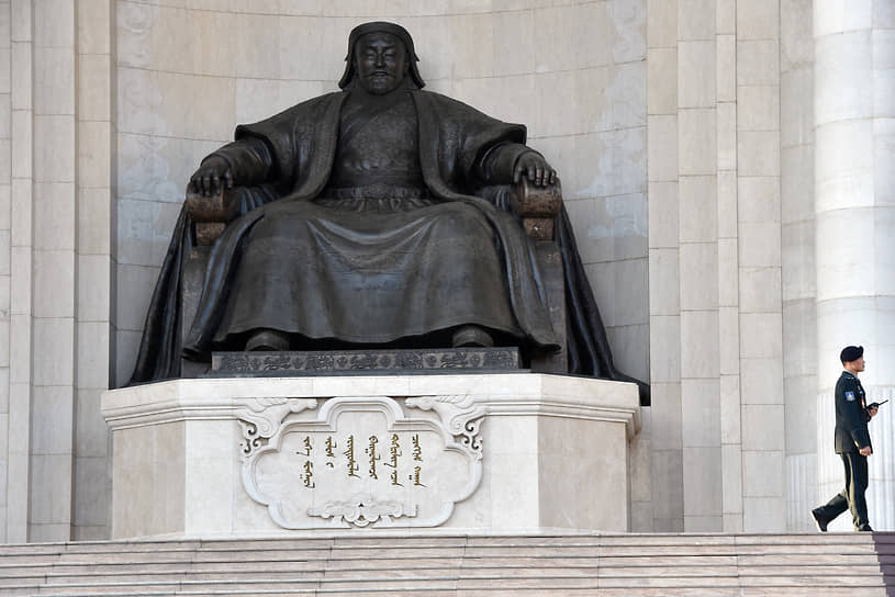 Памятник самому известному монголу — Чингисхану — на главной площади страны благодарные земляки воздвигли к его 800-летию