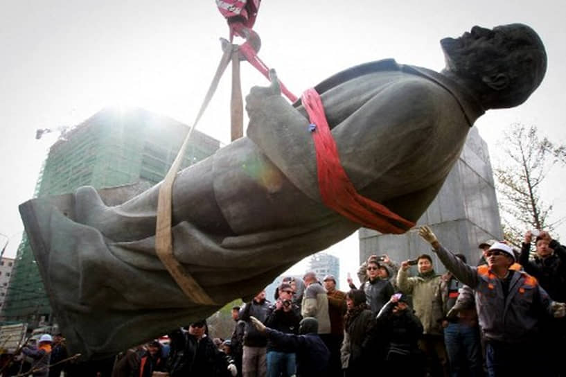 Демонтаж памятника Ленину («убийце», по словам мэра Улан-Батора того времени Эрденин Бат-Уула), 2012 год