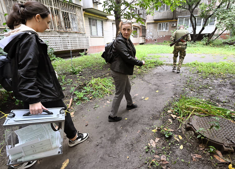 Сотрудница избирательной комиссии Донецка с переносной урной