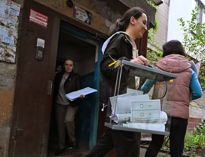 Сотрудники избирательной комиссии во время выездного голосования в Донецке