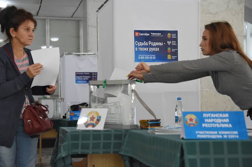 Избиратели во время голосования в Алуште в Крыму