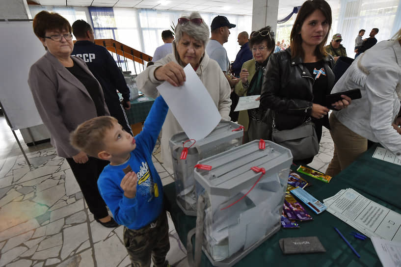 Избиратели во время голосования о присоединении к России ДНР, ЛНР и освобожденных территорий