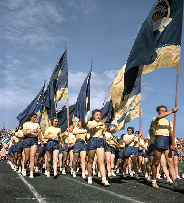 «Под звуки оркестра начинается парад физкультурников» (на фото — спортивный праздник в честь 300-летия воссоединения Украины с Россией на стадионе «Динамо». Москва, 23 мая 1954 года)