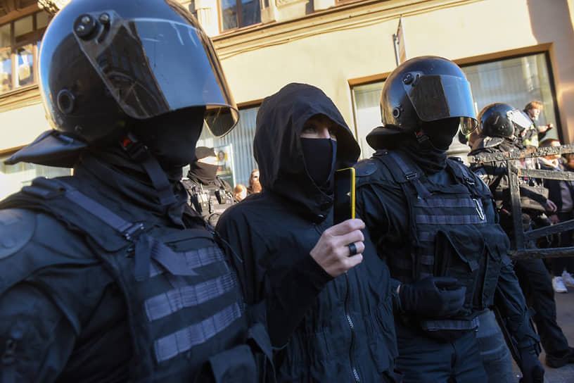 Сотрудники ОМОН во время задержания на Сенной площади в Санкт-Петербурге 