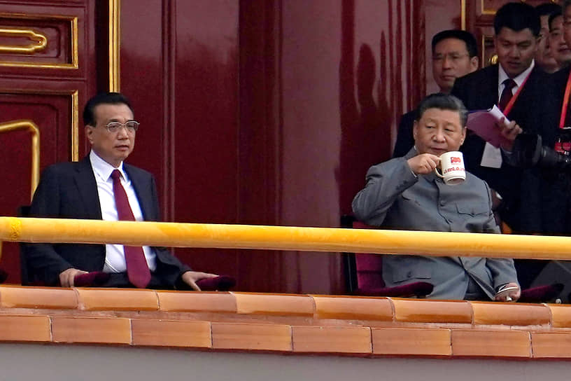 Председатель КНР Си Цзиньпин (справа) и премьер-министр Китая Ли Кэцян