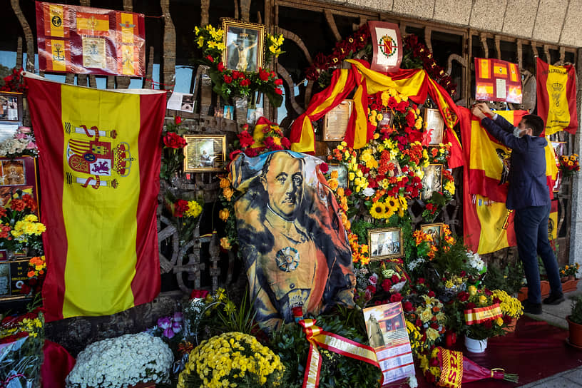 Импровизированный мемориал в честь 45-й годовщины смерти Франсиско Франко у места его перезахоронения на окраине Мадрида