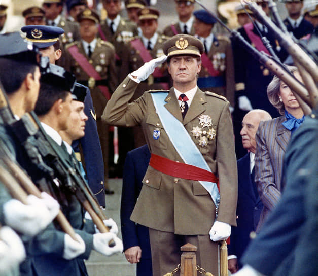 Король Испании Хуан Карлос во время военного парада в Мадриде в октябре 1988 года