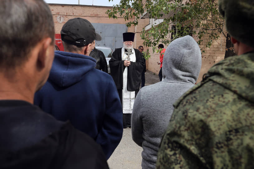 Священнослужитель во время проводов мобилизованных в Волгограде