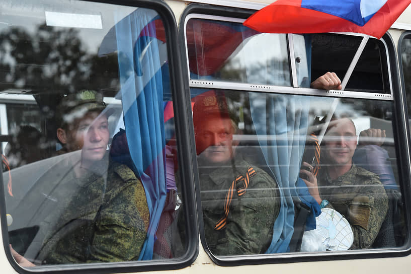 Церемония отправки мобилизованных из Крыма на площади Нахимова в Севастополе