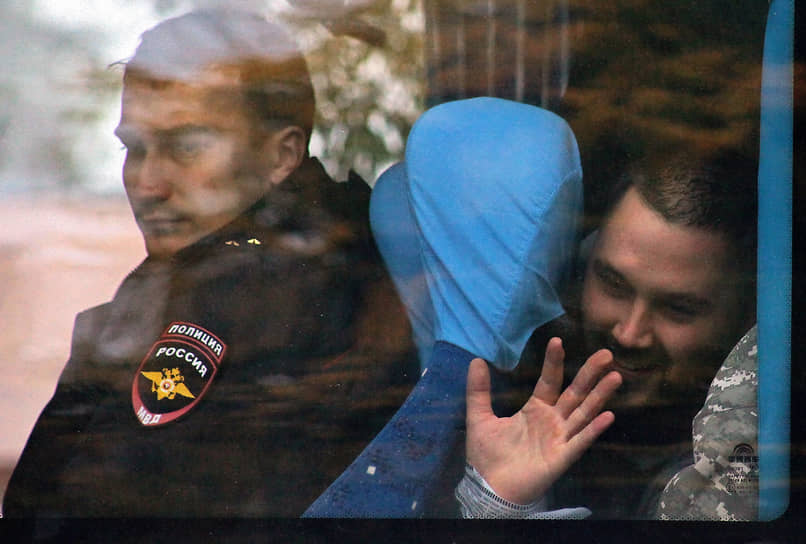 Житель Ленобласти, направленный на военную службу, из автобуса прощается с родственниками 