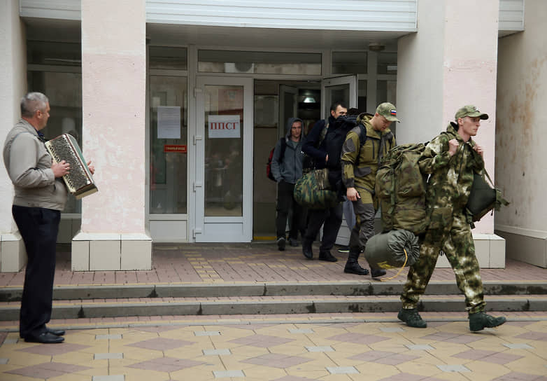 Батайск, Россия. Мобилизованные граждане на предварительном пункте сбора перед отправкой к местам службы