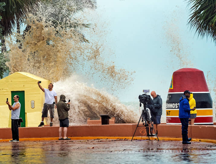 Ки-Уэст, США. Местные жители и журналисты снимают волны, вызванные ураганом «Иэн»