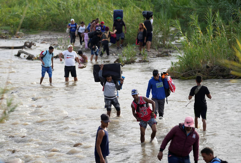 Кукута, Колумбия. Люди идут из Венесуэлы в Колумбию через реку Тачира