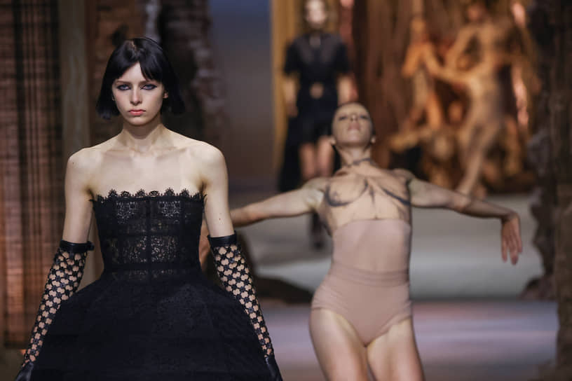 Модель в платье из коллекции Dior