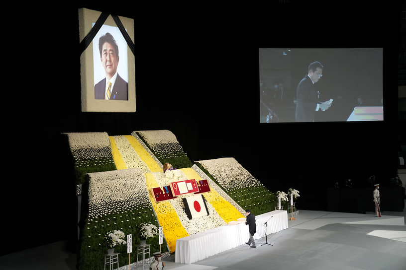 Премьер-министр Японии Фумио Кисида на церемонии прощания