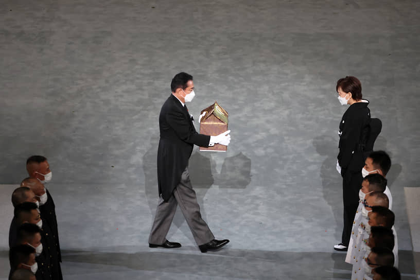 Премьер-министр Японии Фумио Кисида передает вдове урну с прахом Синдзо Абэ