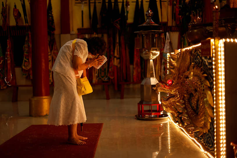 Пхукет, Таиланд. Женщина молится во время ежегодного вегетарианского фестиваля