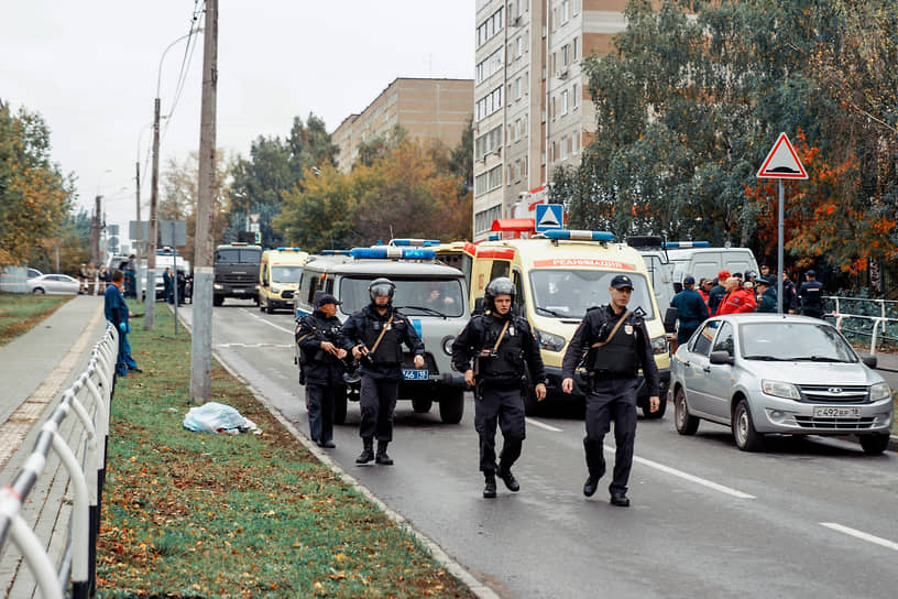 Сотрудники полиции возле школы в Ижевске 
