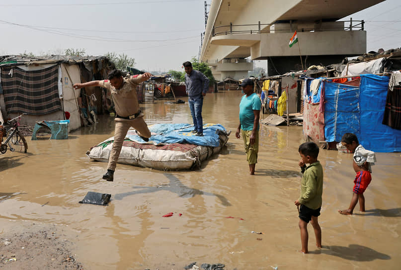 Нью-Дели, Индия. Затопленный район городских трущеб на берегу реки Джамна