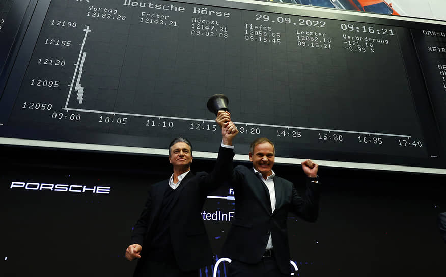 Гендиректор компании Porsche Оливер Блюм (справа) и финансовый директор Лутц Мешке во время проведения IPO 