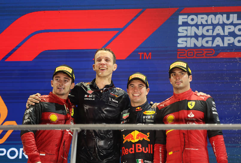 Слева направо: гонщик Ferrari Чарльз Леклерк, инженер Red Bull Хью Берд, гонщик Red Bull 
Серхио Перес и гонщик Ferrari Карлос Сайнс-младший
