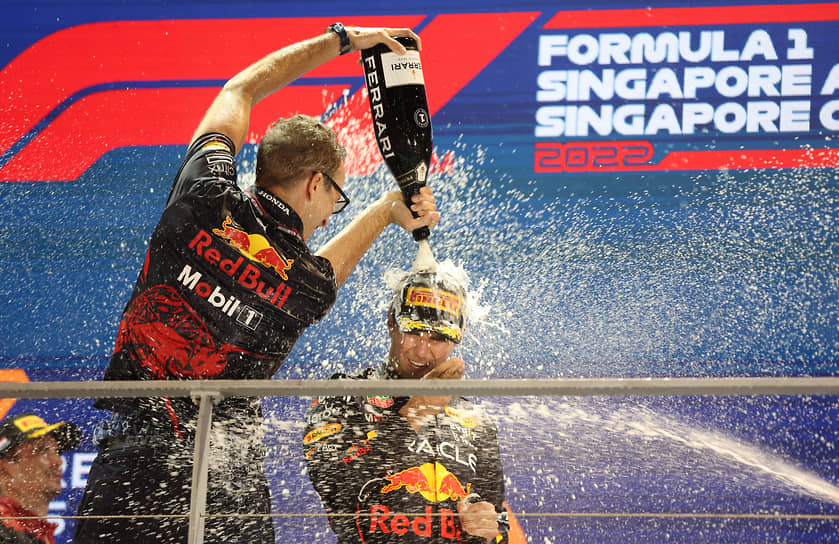 Гонщик Red Bull Серхио Перес (справа) и инженер команды Хью Берд праздную победу 