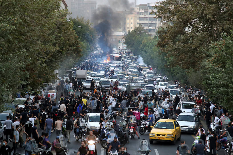 Первая акция протеста прошла в Тегеране — возле больницы, в которой скончалась Махса Амини. Позже волнения охватили и другие районы, включая ее родной город Сакез