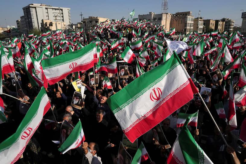 Одновременно с акциями протеста в Иране проходят проправительственные митинги