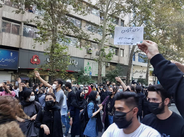 Иранские женщины в знак солидарности с погибшей снимают свои платки