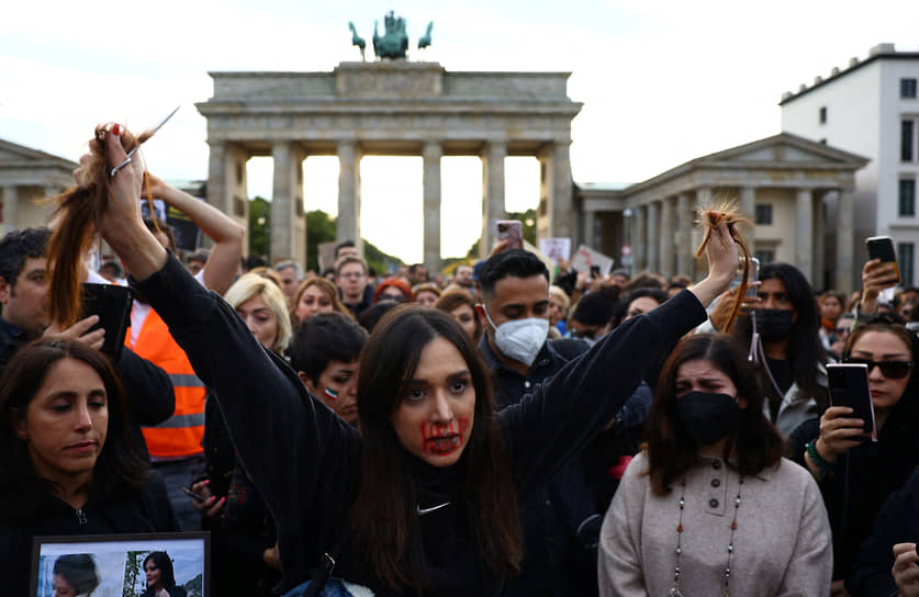 В Берлине перед Бранденбургскими воротами прошла акция солидарности с иранскими протестующими 