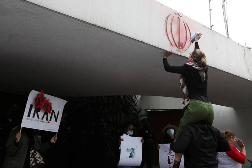 Протестующие закрашивают герб Ирана на посольстве страны в Мехико (Мексика)