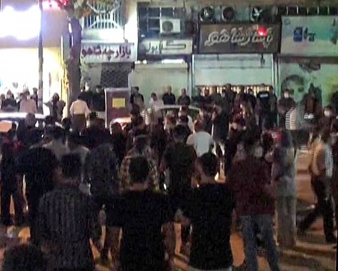 Протесты также прошли в столице иранского Курдистана — городе Санандаджа. Погибшая — этническая курдка