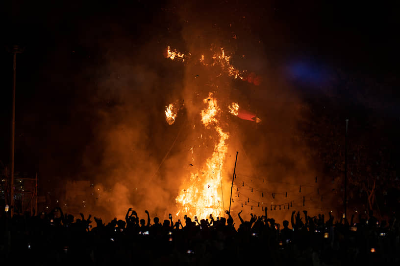 Нью-Дели, Индия. Местные жители наблюдают за сожжением чучела короля демонов Раваны на реконструкции жизни индуистского божества Рамы
