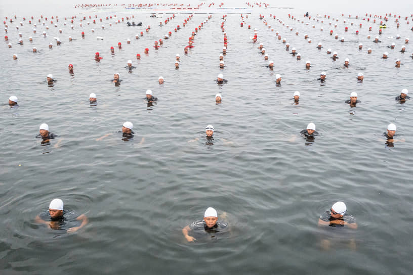 Джакарта, Индонезия. Выступление пловцов  у пляжа Марина в честь 77-летия со дня образования Национальной армии Индонезии